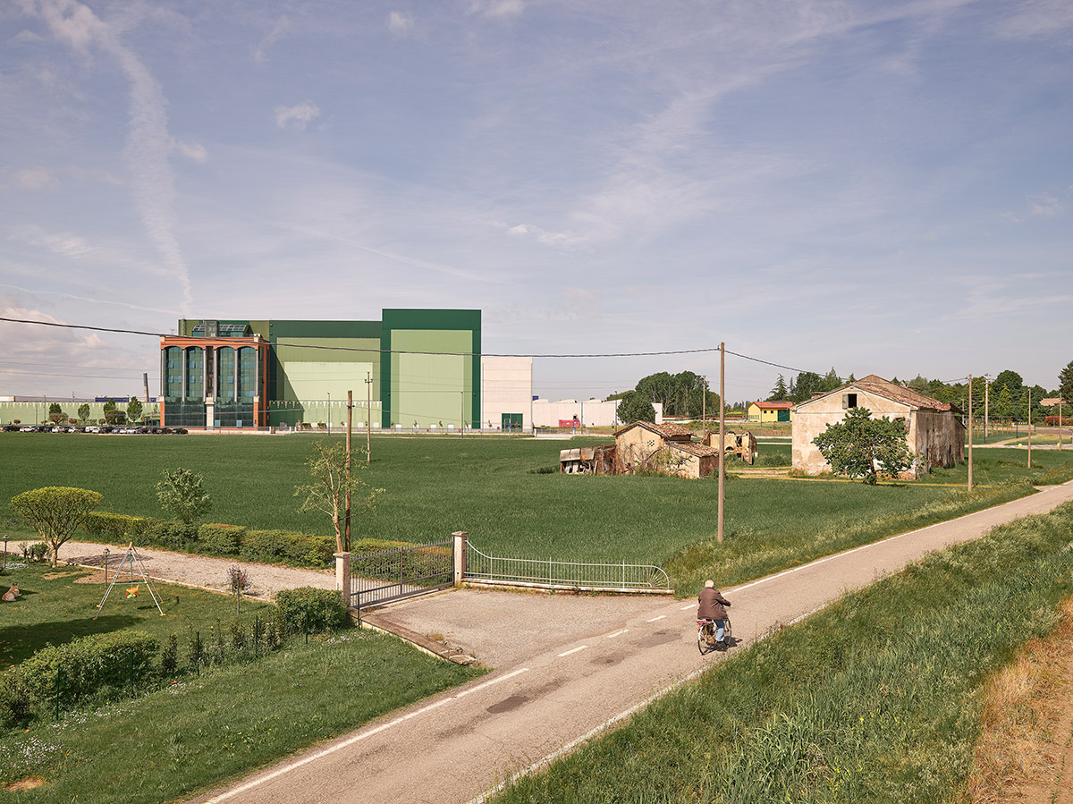 Paesaggio industriale - Sede della VIPA SpA, Rolo (RE) | Industrial landscape - Headquarters of VIPA SpA, Rolo (RE)